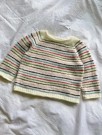 PetiteKnit Frankie Sweater Baby (oppskrift) thumbnail