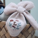 Smetteskjerf med monogram (oppskrift) The Knitting Stories thumbnail