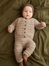 2413-4 Fillip cardigan, pants og bonnet (oppskrift) thumbnail