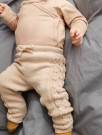 2413-2 Lilja Cardigan, Diaper Pants, Tights og bonnet (oppskrift) thumbnail