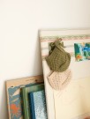 2413-5 April cardigan baby, April Diaper Pants og April Bonnet (oppskrift) thumbnail