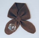 Smetteskjerf med monogram (oppskrift) The Knitting Stories thumbnail