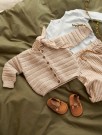 2413-4 Fillip cardigan, pants og bonnet (oppskrift) thumbnail