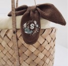 Smetteskjerf med monogram (oppskrift) The Knitting Stories thumbnail