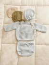 2413-5 April cardigan baby, April Diaper Pants og April Bonnet (oppskrift) thumbnail