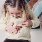 Bruno genser (oppskrift) The Knitting Stories thumbnail