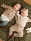 2413-4 Fillip cardigan, pants og bonnet (oppskrift) thumbnail