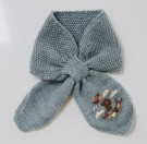 Smetteskjerf med monogram (oppskrift) The Knitting Stories thumbnail