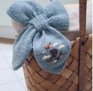 Smetteskjerf med monogram (oppskrift) The Knitting Stories thumbnail