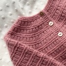 Sorgenfri jakke mini 24m / 10cm (oppskrift) thumbnail