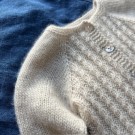 Indiblomst Uranienborg jakke Mini 24m/10cm (oppskrift) thumbnail