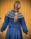Lisa, tilpasset Nordlandsbunaden Blå Bunadstrikk  thumbnail