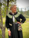 Elisabeth, tilpasset Østfoldbunaden Bunadstrikk thumbnail