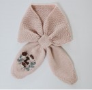 Smetteskjerf med monogram (oppskrift) The Knitting Stories thumbnail