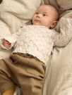 2413-2 Lilja Cardigan, Diaper Pants, Tights og bonnet (oppskrift) thumbnail
