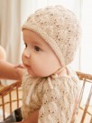 2413-2 Lilja Cardigan, Diaper Pants, Tights og bonnet (oppskrift) thumbnail