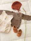 2413-5 April cardigan baby, April Diaper Pants og April Bonnet (oppskrift) thumbnail