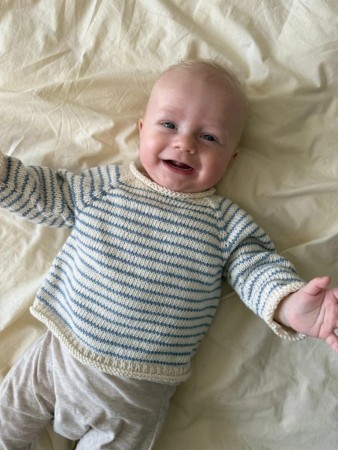 PetiteKnit Frankie Sweater Baby (oppskrift)