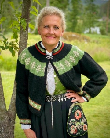 Elisabeth, tilpasset Østfoldbunaden Bunadstrikk