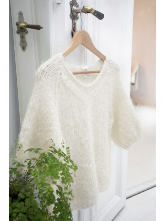 BM 03-37B Peony jumper Fnugg hvit Strikkepakke
