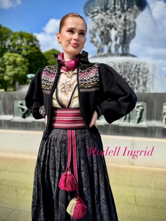Bunadstrikk Ingrid jakke Finull svart bunnfarge