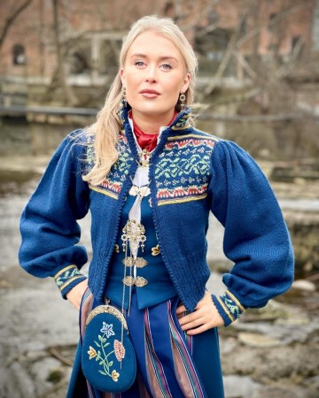 Linnea jakke tilpasset Nordlandsbunaden BLÅ Bunadstrikk 