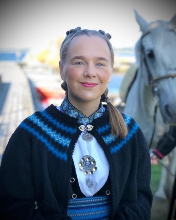 Hinda Svart med blå Bunadstrikk