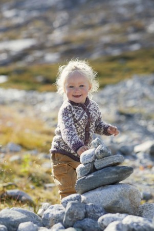 Nyhet 404-2 Fjelljakke barn i Finull Lilla melert Strikkepakke