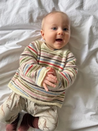 PetiteKnit Frankie Sweater Baby (oppskrift)