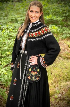 Helene, tilpasset Nordfjordbunaden Bunadstrikk