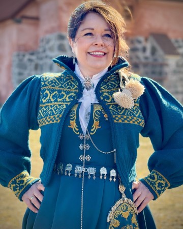 Tone jakke tilpasset Romeriksbunaden Bunadstrikk 