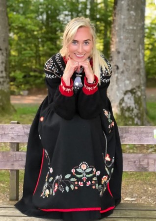 Bunadstrikk modell Linda Strikkepakke tilpasset Rogalandsbunaden, Løland