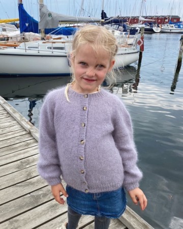 Novice Cardigan Mohair Edition Junior Tynn Silk Mohair Støvet syrin Strikkepakke
