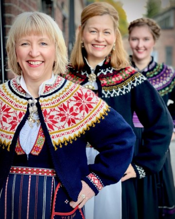 Trine Lise tilpasset bunader fra Sunnfjord blå Bunadstrikk 