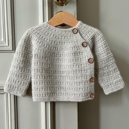 Sorgenfri omslagsjakke Mini 24m/10cm (oppskrift)