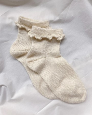 Ruffle socks (Oppskrift) PetiteKnit