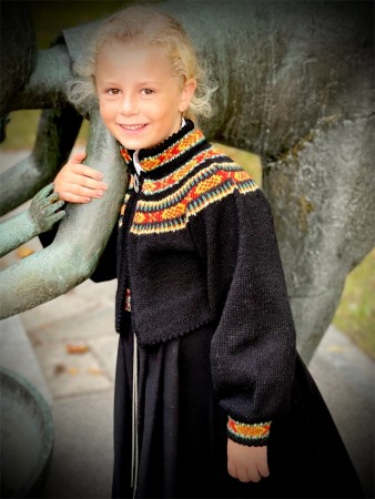 Bunadstrikk Modell Nora, tilpasset Vestfoldbunaden for barn Strikkepakke