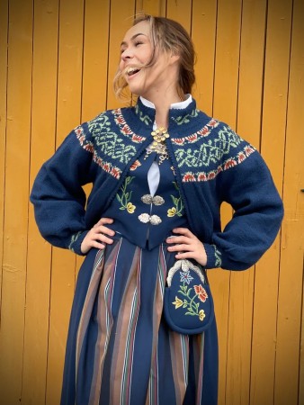 Bunadstrikk Modell Lisa, tilpasset Nordlandsbunaden Blå Strikkepakke