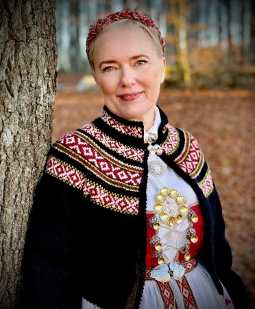 Anita tilpasset Åmlibunaden Bunadstrikk 