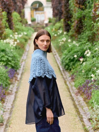 2606-15 Flowerfield Poncho Kos Heritage Blue 