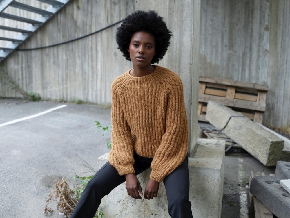 318-1 Lun genser strikket i Puno 6747 Kamel